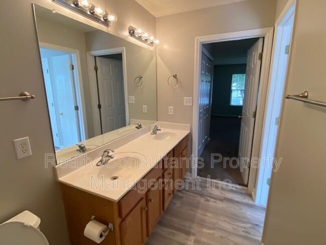 Building Photo - 96 Tannenbaum Cir