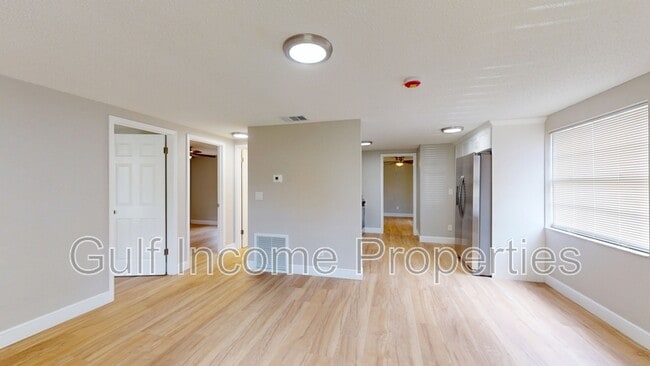 Building Photo - 2515 30th Ave Dr E