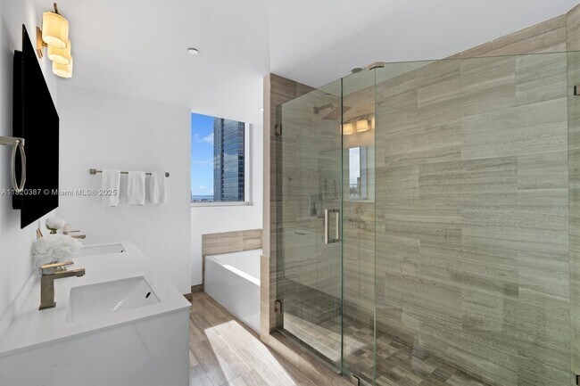 Building Photo - 1300 Brickell Bay Dr