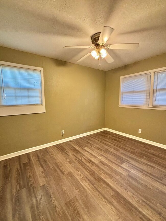 Building Photo - NOW AVAILABLE - 3 Bedroom home!
