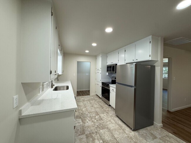 Building Photo - Newly renovated single story in Greenwood Estates!