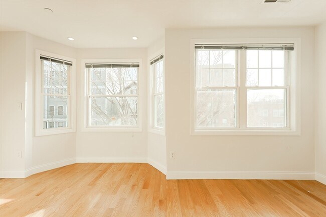 Building Photo - 375 Dorchester St