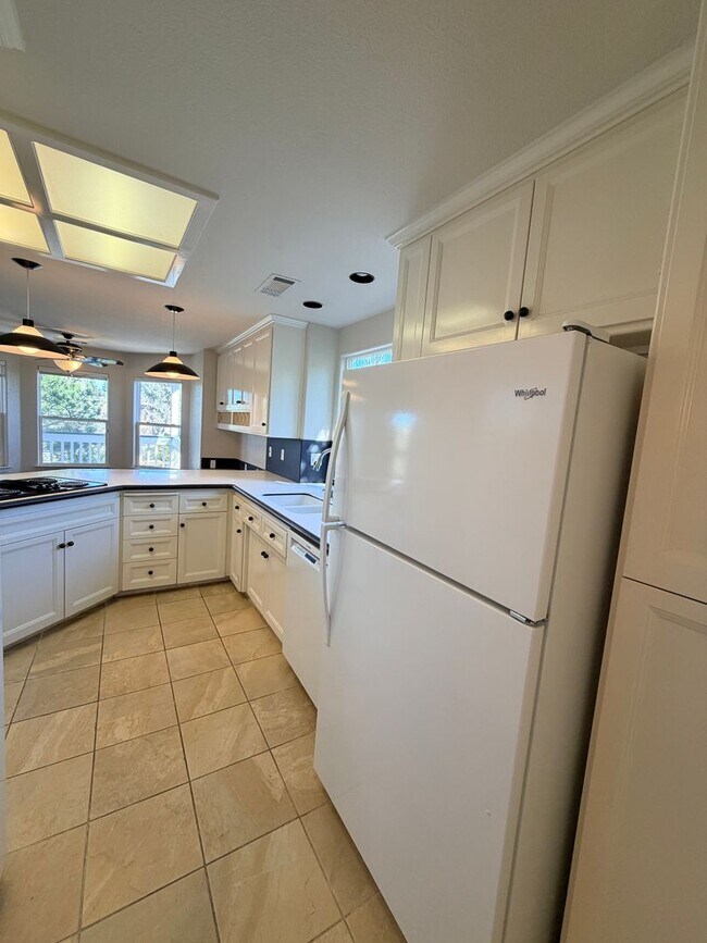 Building Photo - Beautiful Lakefront Home in the Vineyard! 55+ community