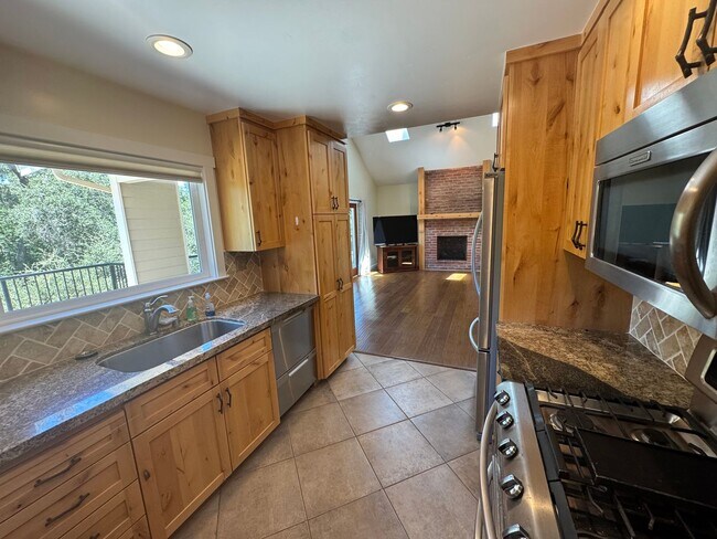 Building Photo - Beautiful 3 Bedroom/2 Bathroom Plus Bonus Room in Ben Lomond