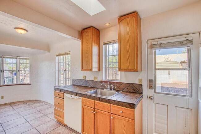 Building Photo - 1304 E Linden St