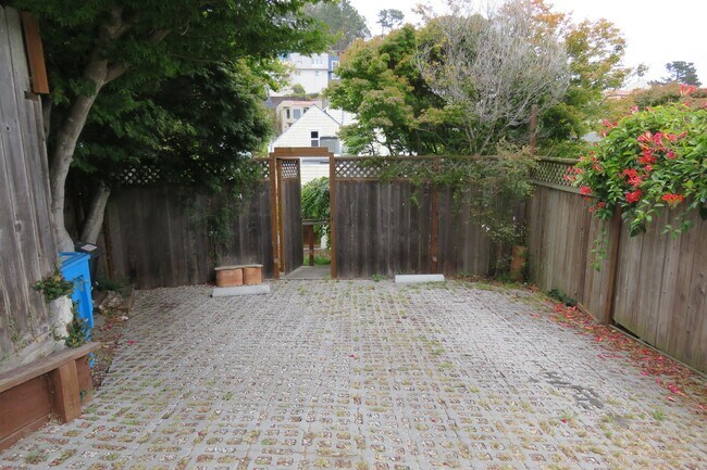 Building Photo - Freshly Updated Pet Friendly First Floor with Parking and Laundry