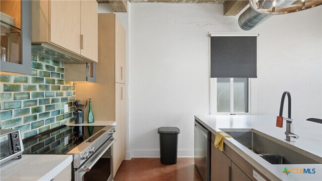 Building Photo - 222 Losoya St