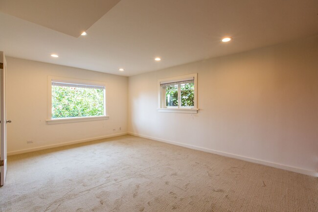 Building Photo - Mid Century Beauty in the Heart of the Banana Belt