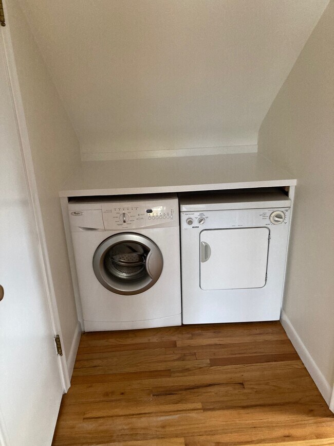 Building Photo - 3097 Lincolnview St