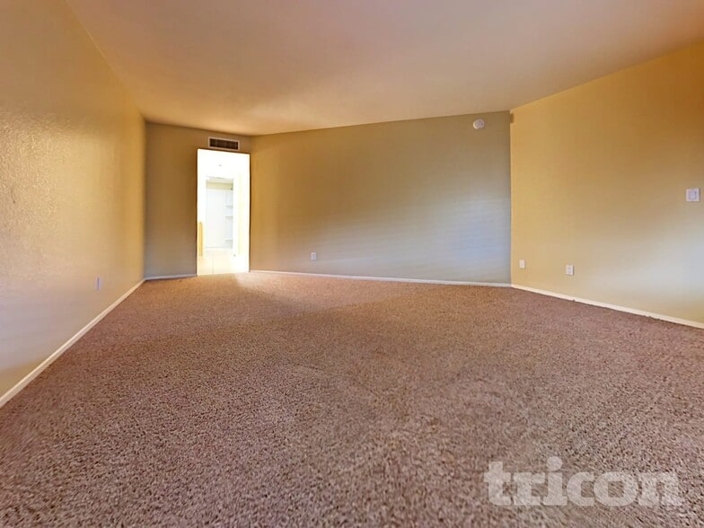 Building Photo - 3413 E Dragoon Ave