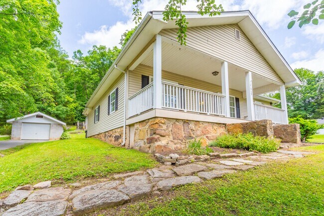 Building Photo - Charming home on River Canyon Drive
