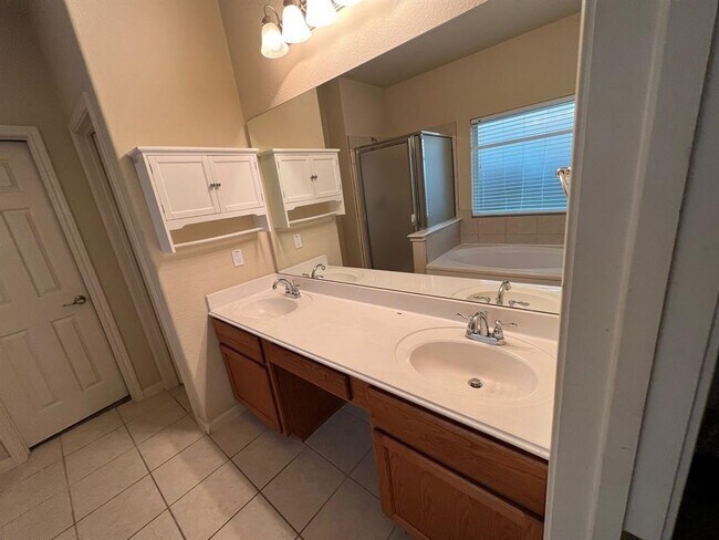 Building Photo - 2203 Oak Rise Dr