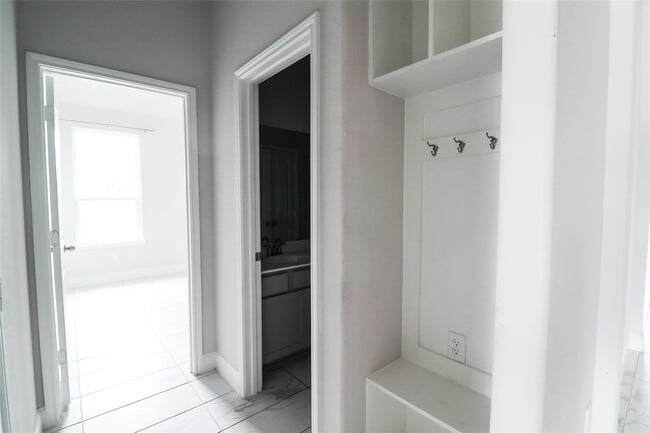 Building Photo - 10106 Water Harbor Dr