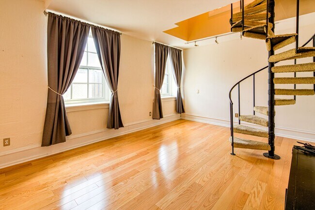 Building Photo - Welcome to the Baynard House; Elegant, Spacious & Bright Showing- Coming Soon