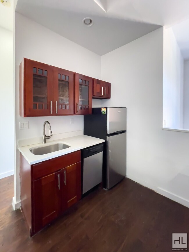 Building Photo - BEDFORD AVENUE / Spacious 3-Bed 1-Bath / G...