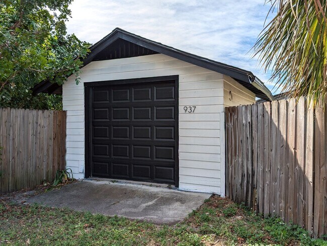 Building Photo - Charming 3 bed 2 bath North Kenwood home w...