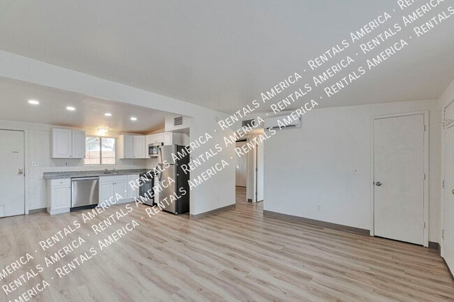 Building Photo - 3042 N Sparkman Blvd