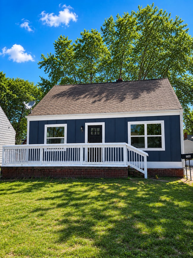 Building Photo - Newly Rehabbed 3-Bedroom Home with Modern Finishes & Fenced Backyard