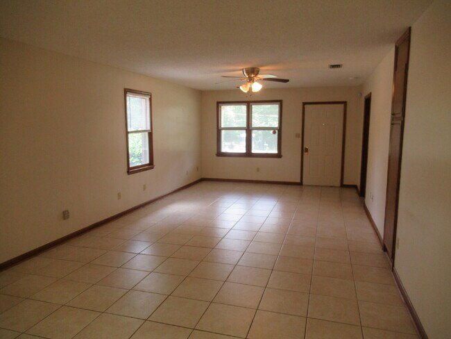 Building Photo - Brick Home located just outside of Hickory NC City Limits!