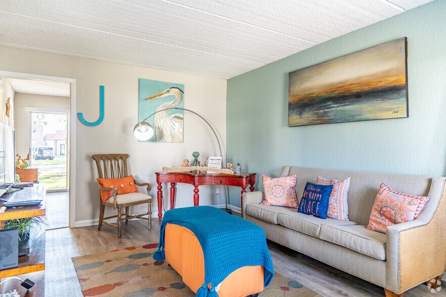 1BR, 1BA - 623SF - Living Room - St. Charles Row