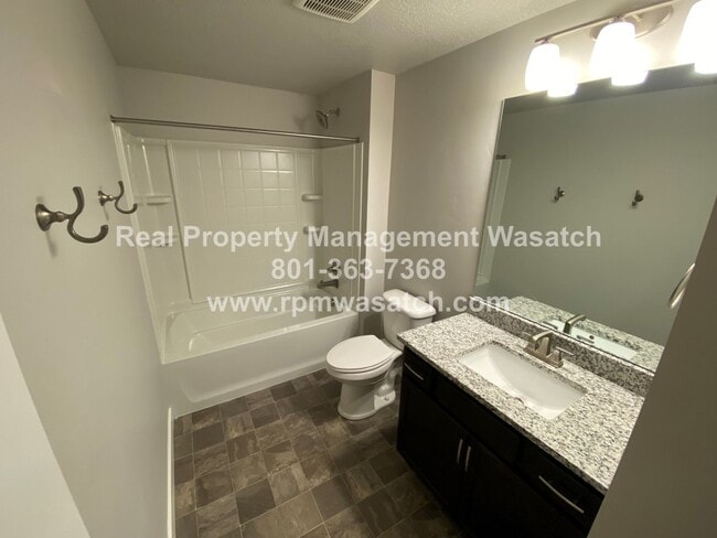 Building Photo - Beautiful 3 Bed, 4 Bath Townhome with 2-ca...