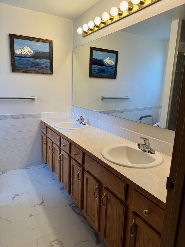 Building Photo - 3 bed/2 bath with BONUS room