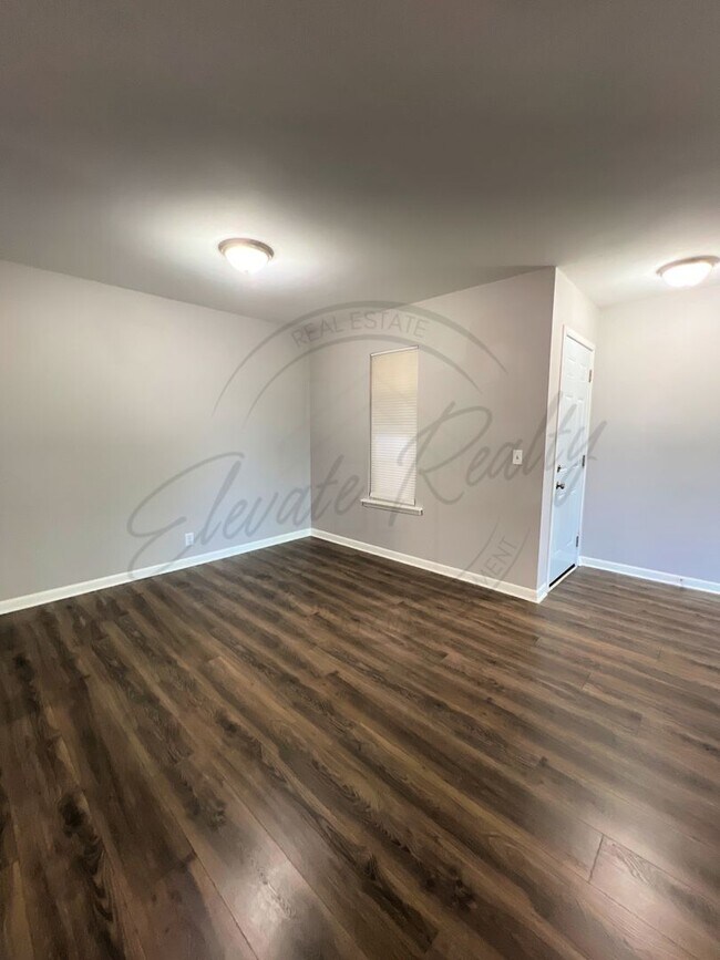 Building Photo - Bright and Airy Second-Floor Apartment with Upgrades and Pet Friendly!
