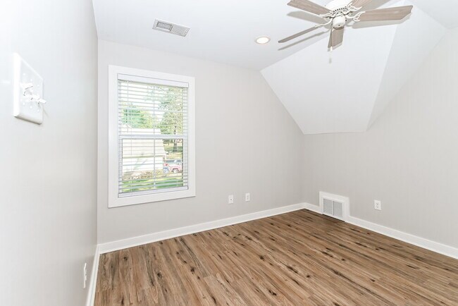 Building Photo - 2701 Maple Hill Dr