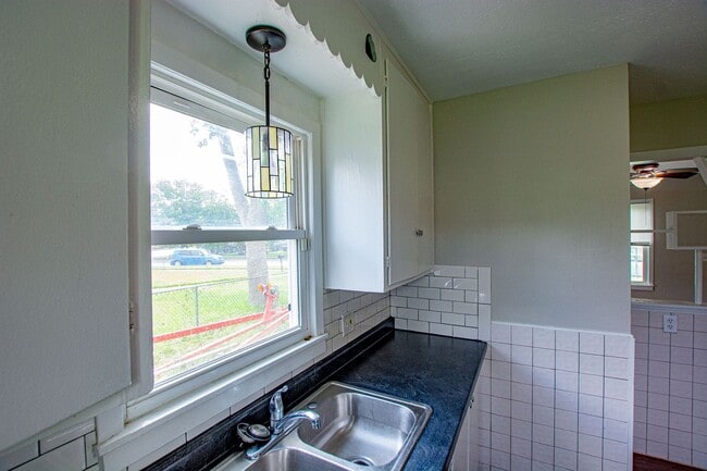 Building Photo - Cute 3 Bedroom / 1 Bath Home with Washer a...