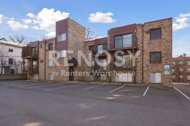Building Photo - Available July 1st 2 Bedroom 1 Bath Condo in Minneapolis