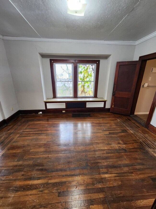 Building Photo - Charming 4-Bedroom Property in Prime Location (SECTION 8 VOUCHERS ACCEPTED)