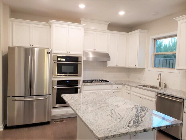 Building Photo - 881 Sunset Park Dr