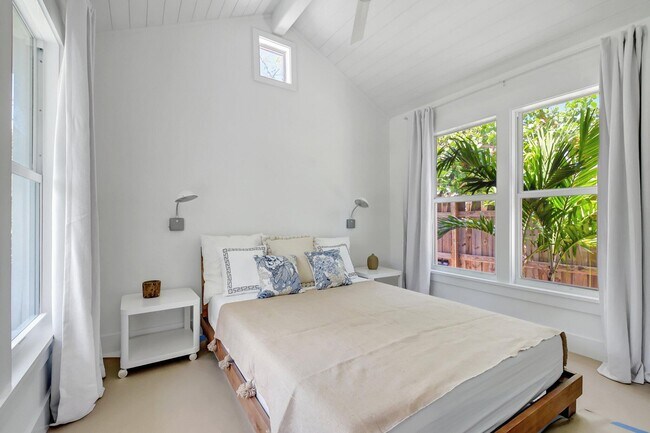 Building Photo - 220 S L St