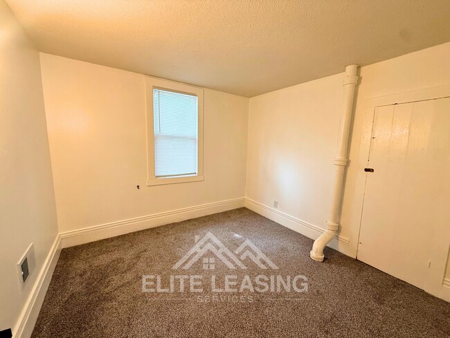 Building Photo - 1223 NE Seward Ave