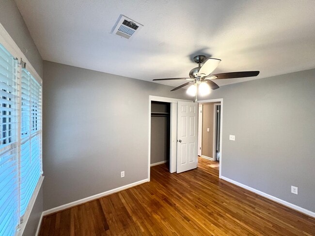 Building Photo - 3 bedroom 2 bath