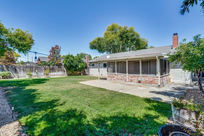 Building Photo - Single Story 3/2 in Well Established Neighborhood Near Branham High School with Air conditioning ...