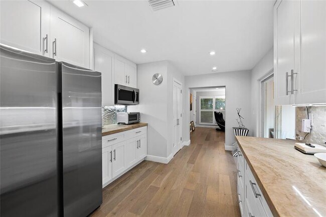 Building Photo - 757 SW 7th St