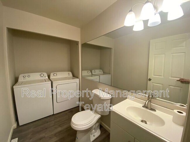 Building Photo - 25 Tumbling Water Dr