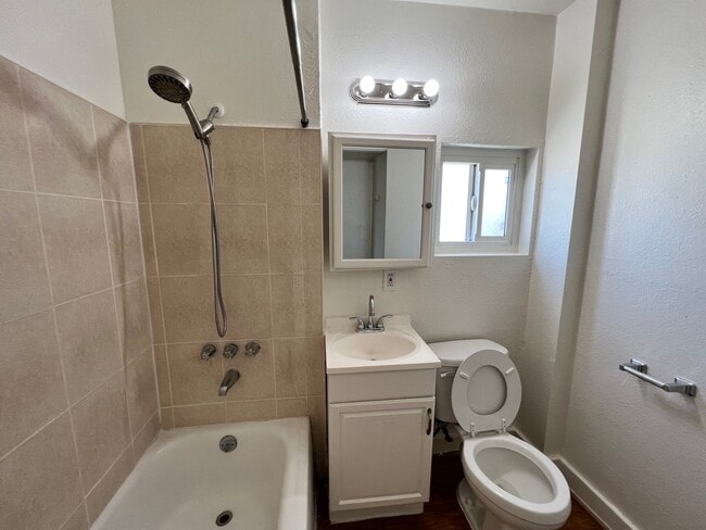 Building Photo - A Bright Upstairs Single Apartment in a Gr...