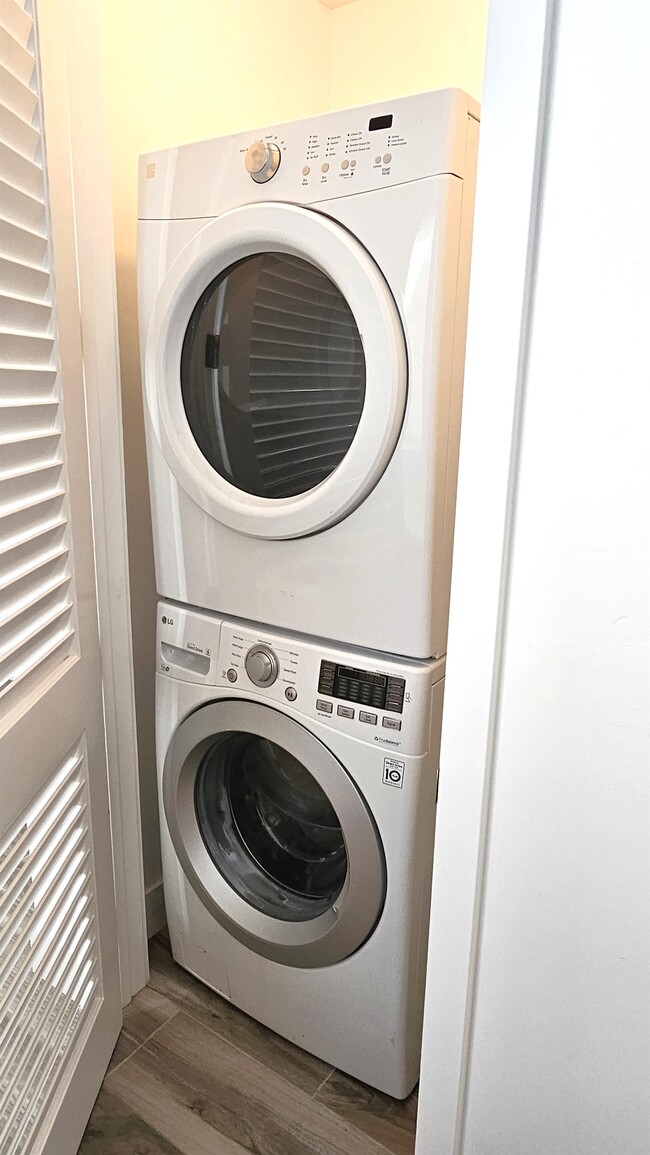 Building Photo - 237 1st St