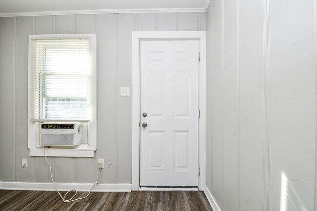 Building Photo - 5000 Noble St