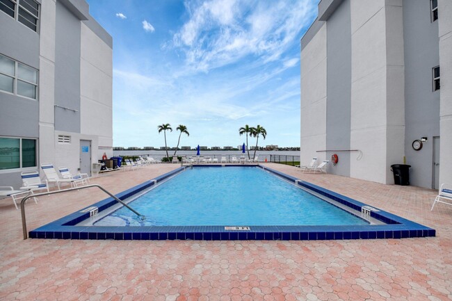 Building Photo - 1516 S Lakeside Dr