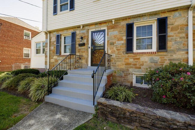 Building Photo - Charming 3BR/2BA Home with Bonus Room, Sunroom & Private Driveway – Prime Hyattsville Location!