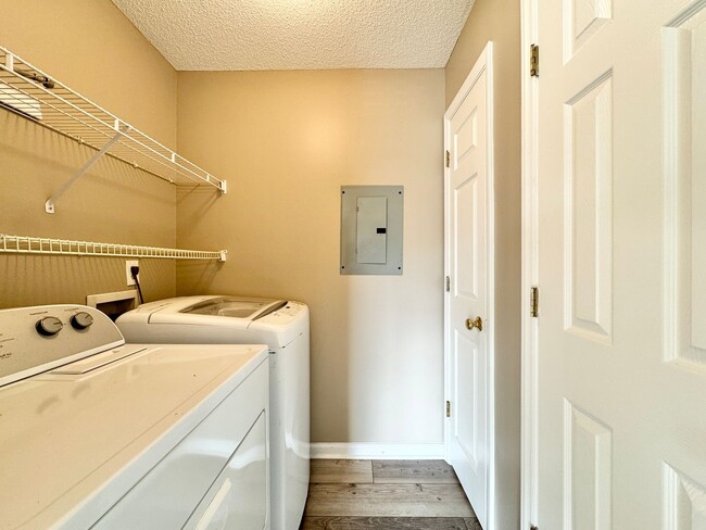 Building Photo - 2 Bedroom Condo with Washer/Dryer Included!