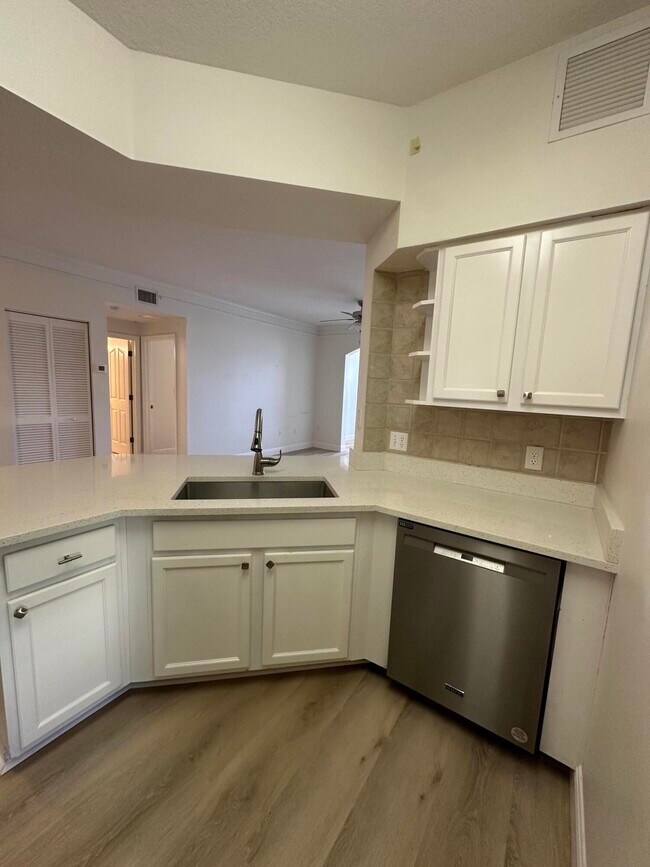 Building Photo - 9905 Baywinds Blvd