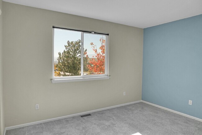 Building Photo - $2,695.00, 4 bed, 3.5 bath, located in Col...