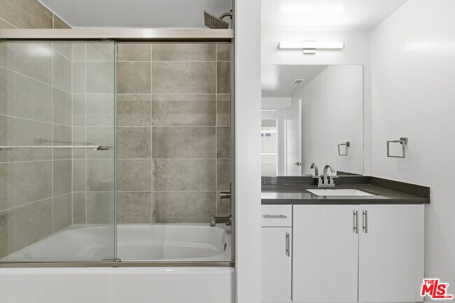 Building Photo - 11408 W Sarah St