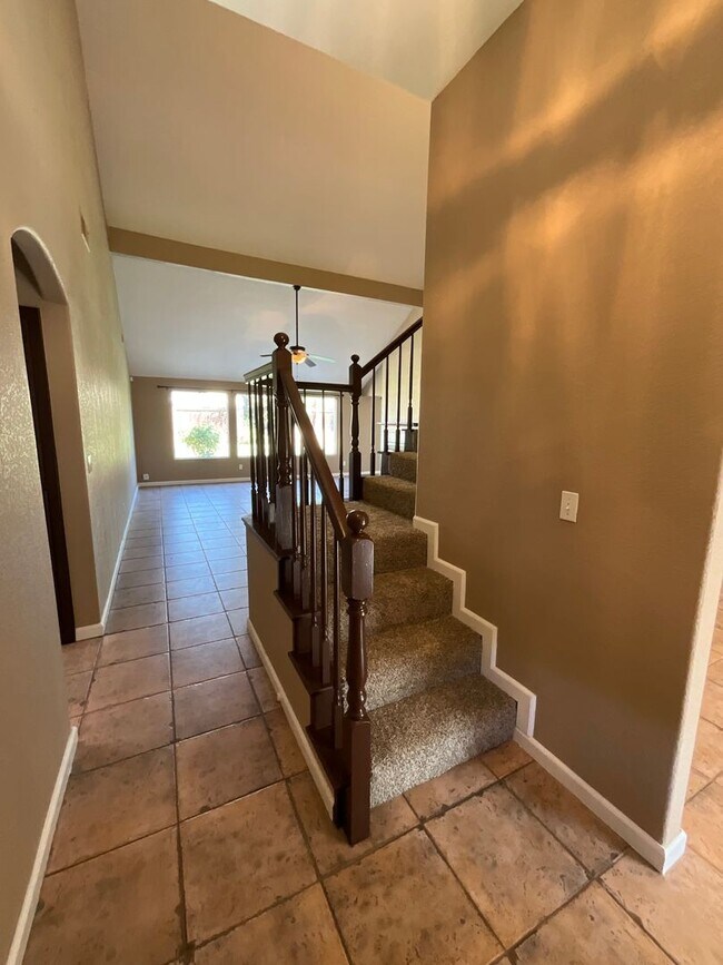 Building Photo - Spacious Four Bedroom Home in Figarden Loo...