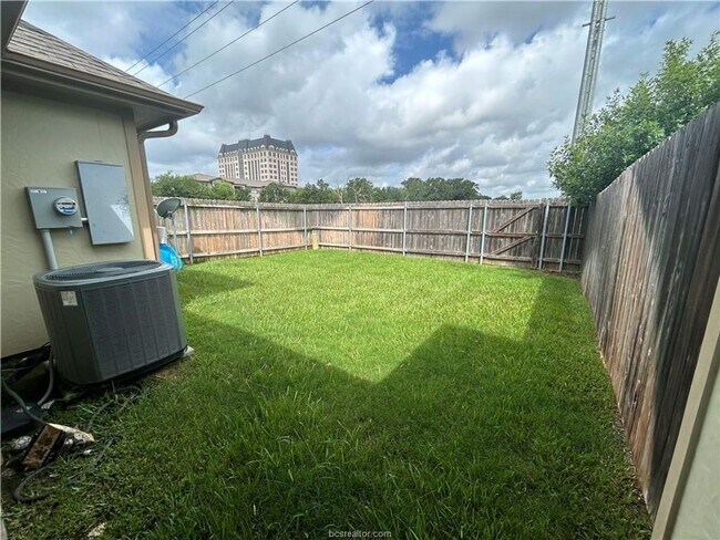 Building Photo - AUGUST MOVE IN!! Beautiful 3 Bedroom Townhome Available for Lease!