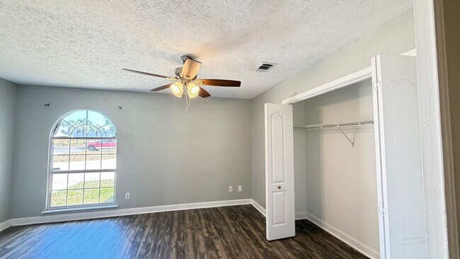 Building Photo - The Glads